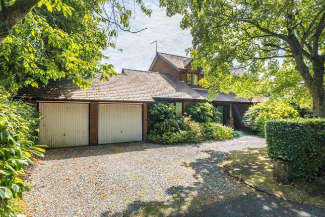 5 bed property, in The Paddock, £625,000
