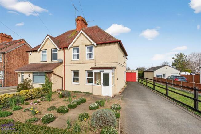 3 bed property, in Laurels Road, £325,000