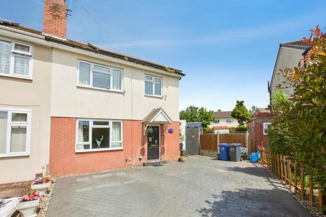 3 bed property, in Cumberland Road, £200,000