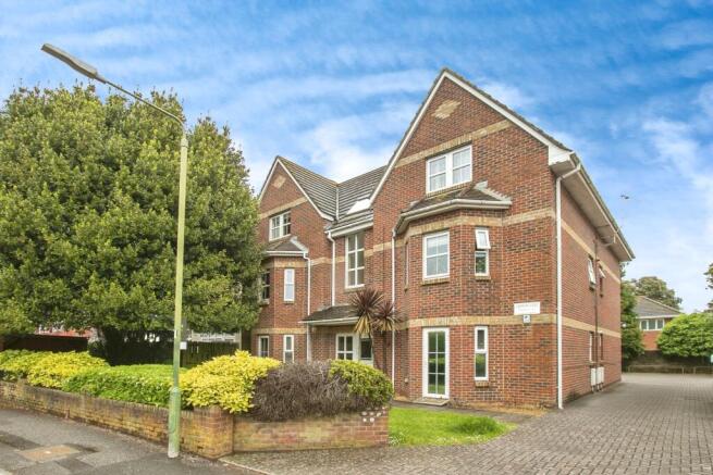 2 bed property, in Crabton Close Road, £180,000