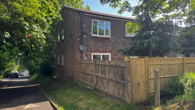 2 bed property, in Rectory Close, £180,000