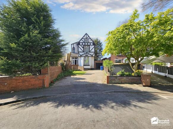 5 bed property, in The Polygon, £480,000