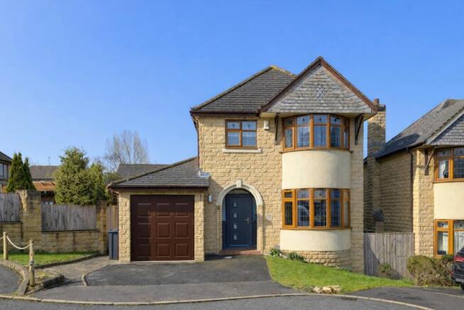 3 bed property, in Victoria Chase, £275,000