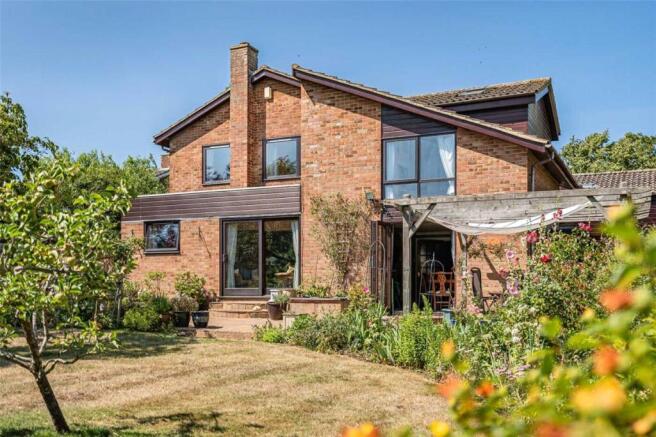5 bed property, in Charnocks Close, £800,000