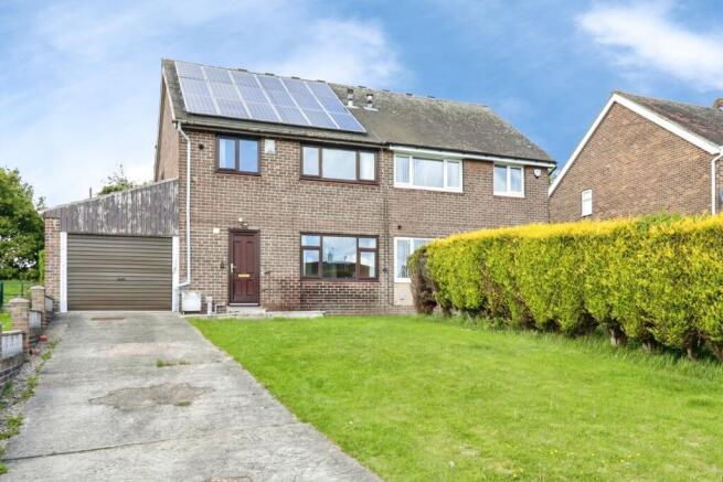 3 bed property, in Winterhill Road, £180,000