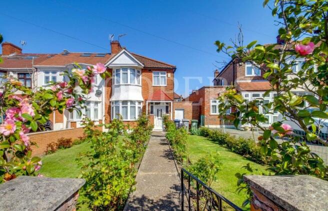 3 bed property, in Ashcombe Park, £650,000