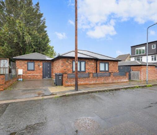 2 bed property, in 60 Brinkworth Road, £345,000