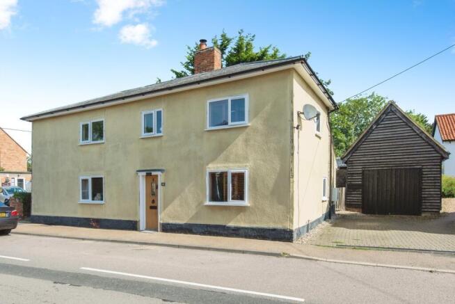 3 bed property, in Stow Road, £425,000