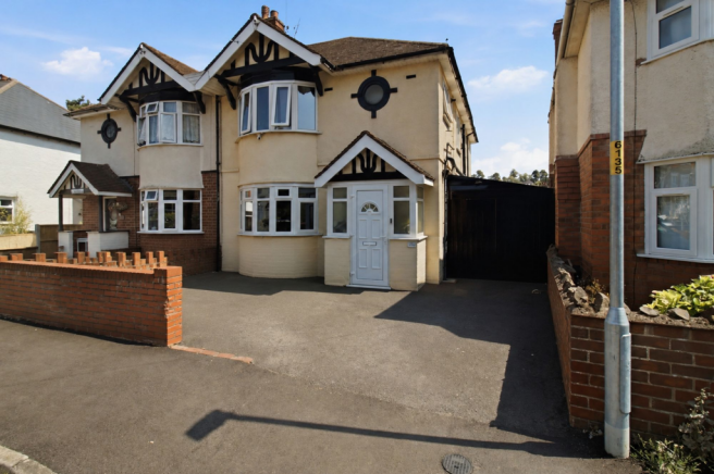 3 bed property, in Victoria Avenue, £290,000
