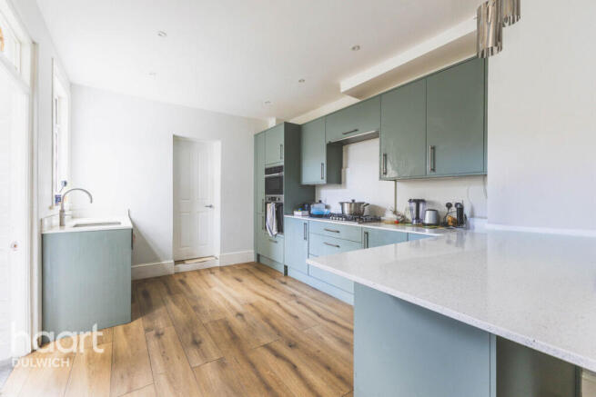 3 bed property, in Ivydale Road, £900,000