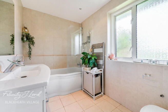 3 bed property, in Woodyates Road, £775,000