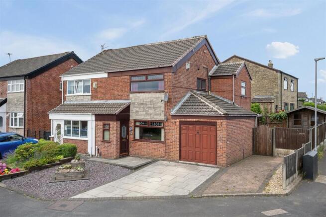 3 bed property, in Abbots Way, £250,000