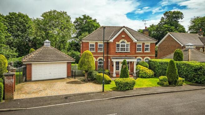 5 bed property, in Lakeside Drive, £695,000