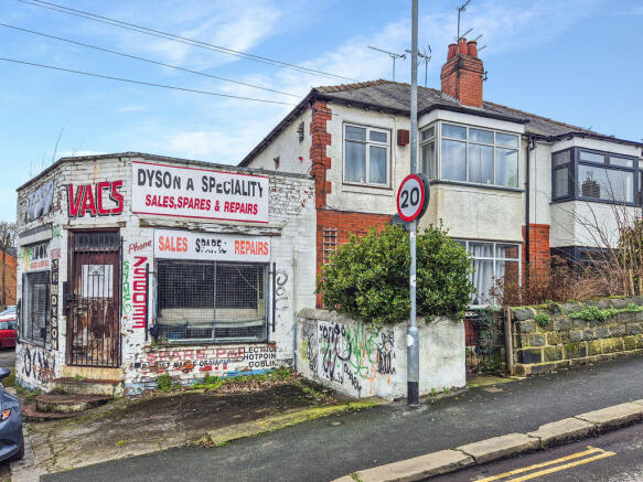 2 bed property, in Bentley Lane, £300,000