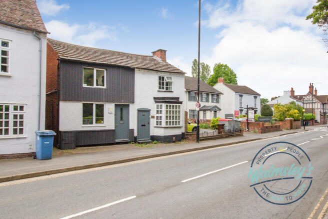 1 bed property, in Warwick Road, £250,000