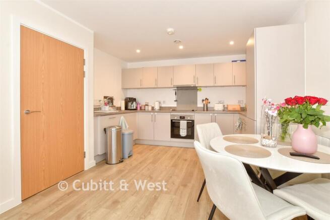 1 bed property, in Ifield Road, £200,000