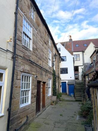 2 bed property, in 2 Arguments Yard, £175,000