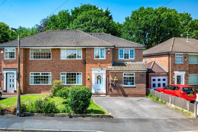 5 bed property, in Blenheim Road, £525,000