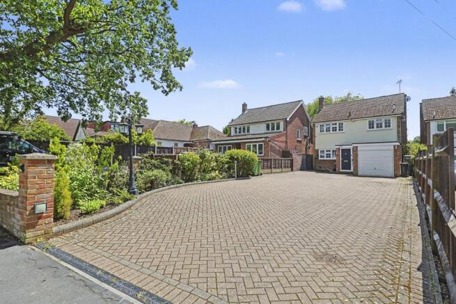 5 bed property, in Cuffley Hill, £900,000