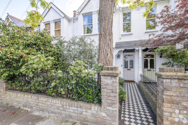 3 bed property, in Ashleigh Road, £1,575,000