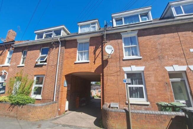 1 bed property, in Middle Street, £65,000