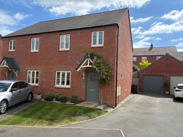 3 bed property, in Dale Close, £300,000