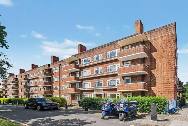 2 bed property, in Stroud Green Road, £450,000