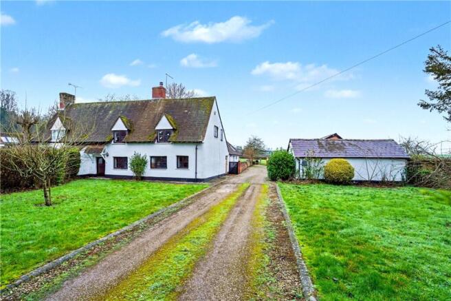 4 bed property, in Lower Hartwell, £875,000