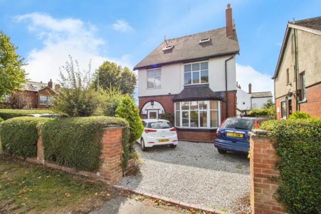 4 bed property, in Manston Gardens, £450,000
