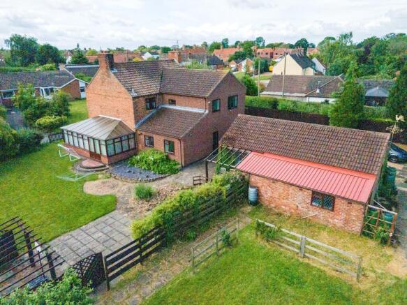 5 bed property, in Grange Lane, £495,000