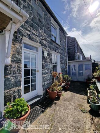 2 bed property, in High Street, £265,000