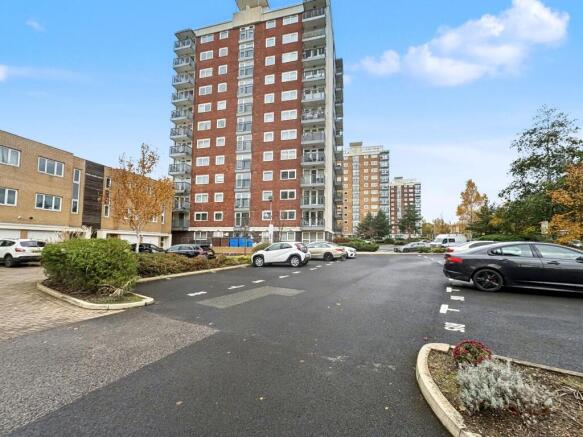 2 bed property, in Tower 2, £115,000