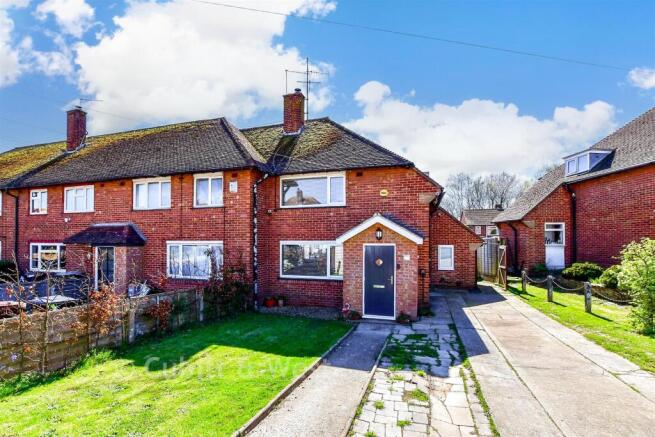 2 bed property, in Belloc Road, £270,000