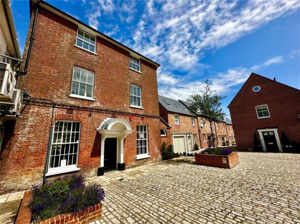 4 bed property, in High Street, £625,000