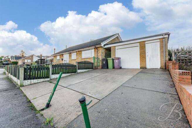 2 bed property, in The Spinney, £210,000