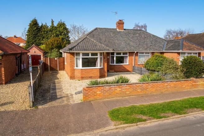 2 bed property, in Gorse Road, £240,000