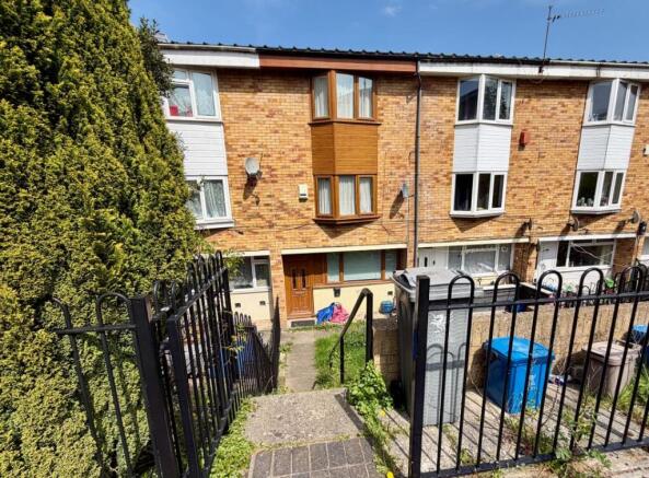 3 bed property, in Round Wood, £150,000