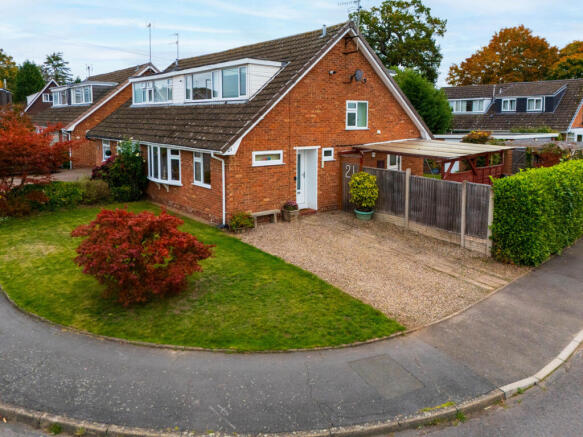 3 bed property, in Burlish Close, £300,000