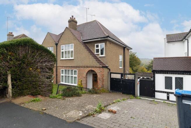 3 bed property, in Selsdon, £550,000