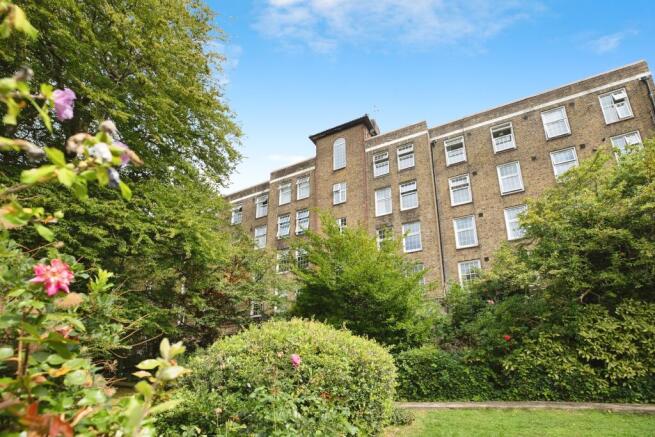 1 bed property, in Streatham Hill, £300,000