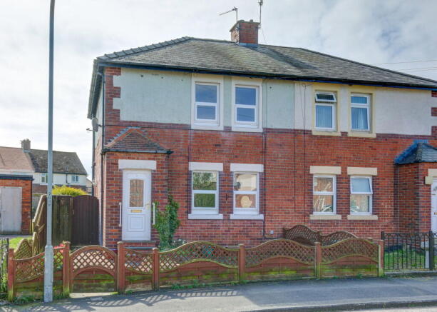 2 bed property, in Second Avenue, £125,000