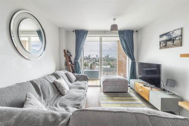 2 bed property, in Pioneer Court, £350,000