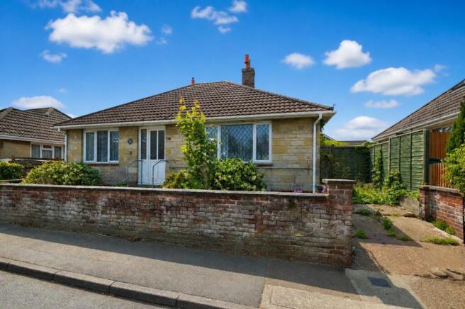 2 bed property, in MODERNISATION REQUIRED * LAKE, £255,000
