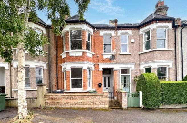 4 bed property, in 28 Harpenden Road, £450,000