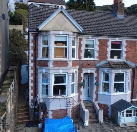 4 bed property, in Alexandra Road, £237,000