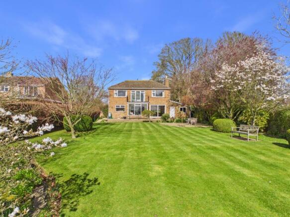 4 bed property, in Hall Close, £550,000