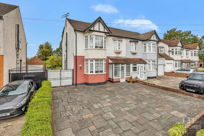 4 bed property, in Balgores Lane, £750,000