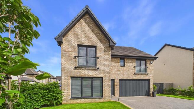 5 bed property, in Glenluce Drive, £485,000