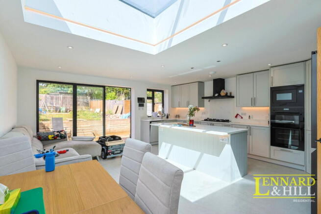 3 bed property, in Canewdon Gardens, £450,000