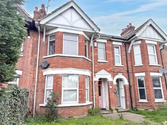 1 bed property, in Heath Road, £150,000